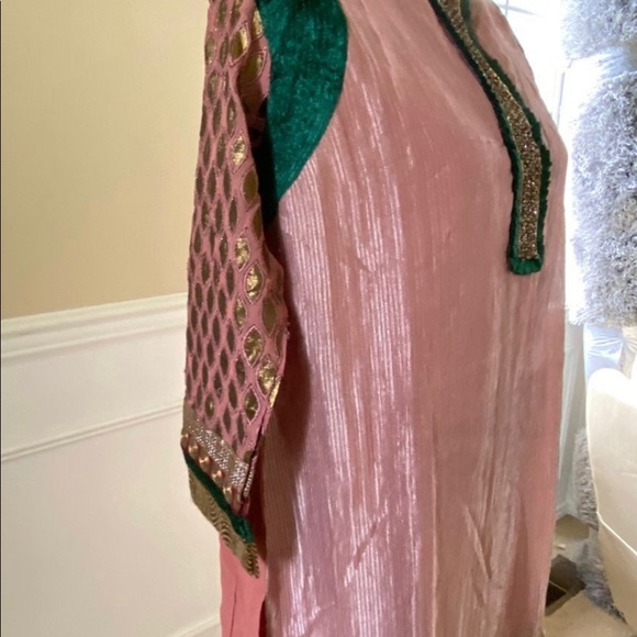 Indian/Pakistani Suit - Picture 3 of 6